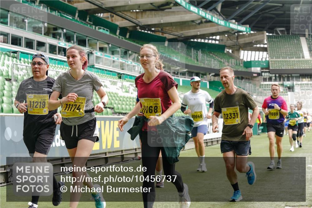 13.09.2026 - 21. swb-Marathon Bremen Michael Burmester http://msf.ph/oto/10456737 13.09.2026 10:33:20 Laufen im Stadion 10018, 10067, 10078, 10166, 10177, 10184, 10203, 10211, 10226, 10236, 10240, 10243, 10246, 10249, 10256, 10297, 10300, 10322, 10355, 10365, 10372, 10374, 10379, 10383, 10394, 10408, 10410, 10415, 10423, 10428, 10443, 10486, 10494, 10517, 10518, 10530, 10540, 10550, 10565, 10578, 10604, 10646, 10668, 10670, 10673, 10675, 10687, 10690, 10691, 10699, 10703, 10707, 10721, 10728, 10745, 10749, 10750, 10771, 10772, 10787, 10788, 10794, 10809, 10857 meine-sportfotos.de