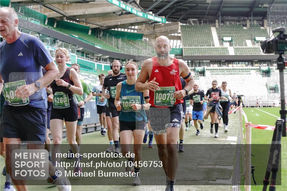 13.09.2026 - 21. swb-Marathon Bremen Michael Burmester http://msf.ph/oto/10456753 13.09.2026 13:11:22 Laufen im Stadion 265, 373, 581, 703, 843, 984, 1113, 1226, 1435, 1738, 1849, 1851, 1855, 1867, 1894, 1936, 1952, 1967, 2202, 2248, 2268, 2281, 2284, 2299, 2330, 2333, 2339, 2342, 2353, 2375, 2377, 2398, 2426, 2432, 2443, 2530, 2531, 2553, 2589, 2654, 2659, 2669, 2673, 2682, 2714, 2784, 2785, 2804, 2819, 2822, 2836, 2850, 2907, 2920, 2932, 2976, 3026, 3027, 3063, 3079, 3082, 3089, 3122, 3159, 3174, 3207, 3208, 3308, 3328, 3349, 3352, 3370, 3409, 3410, 3470, 3549, 551 meine-sportfotos.de