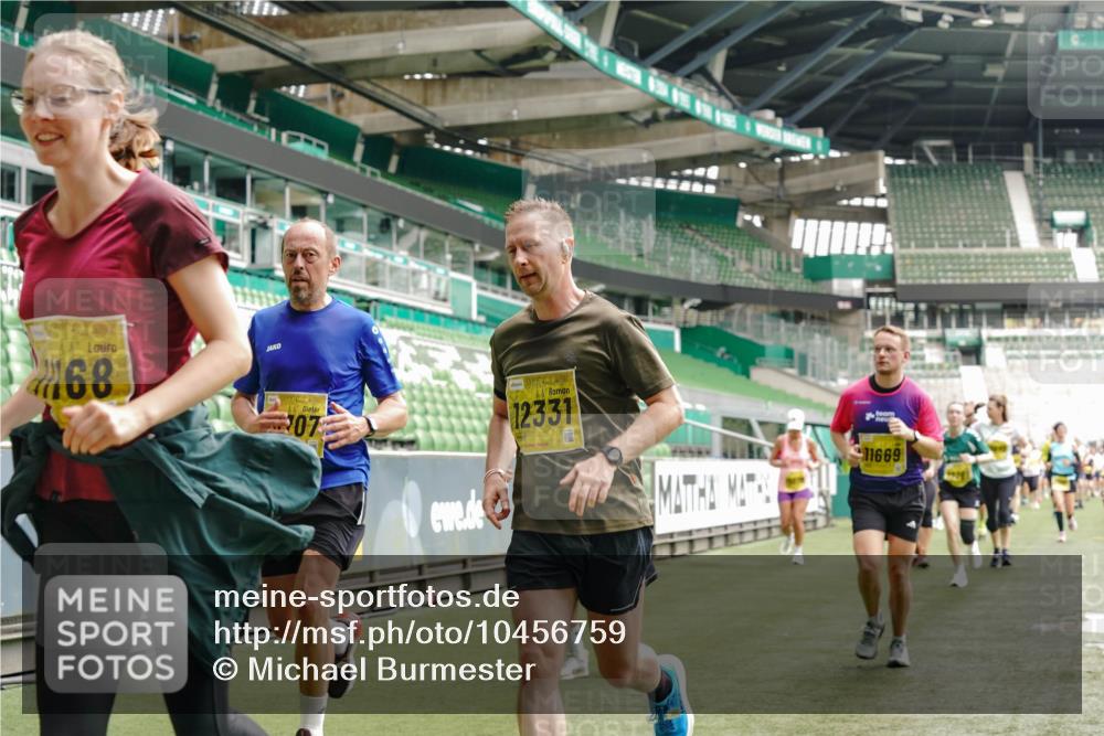 13.09.2026 - 21. swb-Marathon Bremen Michael Burmester http://msf.ph/oto/10456759 13.09.2026 10:33:20 Laufen im Stadion 10018, 10067, 10078, 10166, 10177, 10184, 10203, 10211, 10226, 10236, 10240, 10243, 10246, 10249, 10256, 10297, 10300, 10322, 10355, 10365, 10372, 10374, 10379, 10383, 10394, 10408, 10410, 10415, 10423, 10428, 10443, 10486, 10494, 10517, 10518, 10530, 10540, 10550, 10565, 10578, 10604, 10646, 10668, 10670, 10673, 10675, 10687, 10690, 10691, 10699, 10703, 10707, 10721, 10728, 10745, 10749, 10750, 10771, 10772, 10787, 10788, 10794, 10809, 10857 meine-sportfotos.de