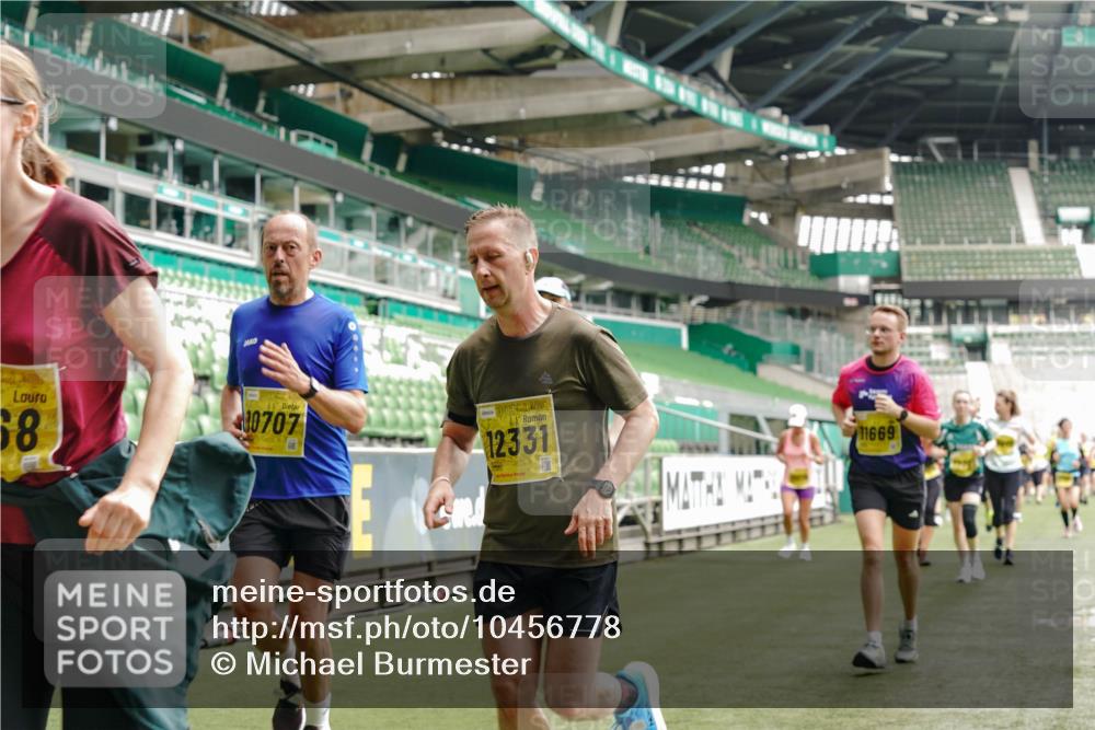 13.09.2026 - 21. swb-Marathon Bremen Michael Burmester http://msf.ph/oto/10456778 13.09.2026 10:33:20 Laufen im Stadion 10018, 10067, 10078, 10166, 10177, 10184, 10203, 10211, 10226, 10236, 10240, 10243, 10246, 10249, 10256, 10297, 10300, 10322, 10355, 10365, 10372, 10374, 10379, 10383, 10394, 10408, 10410, 10415, 10423, 10428, 10443, 10486, 10494, 10517, 10518, 10530, 10540, 10550, 10565, 10578, 10604, 10646, 10668, 10670, 10673, 10675, 10687, 10690, 10691, 10699, 10703, 10707, 10721, 10728, 10745, 10749, 10750, 10771, 10772, 10787, 10788, 10794, 10809, 10857 meine-sportfotos.de