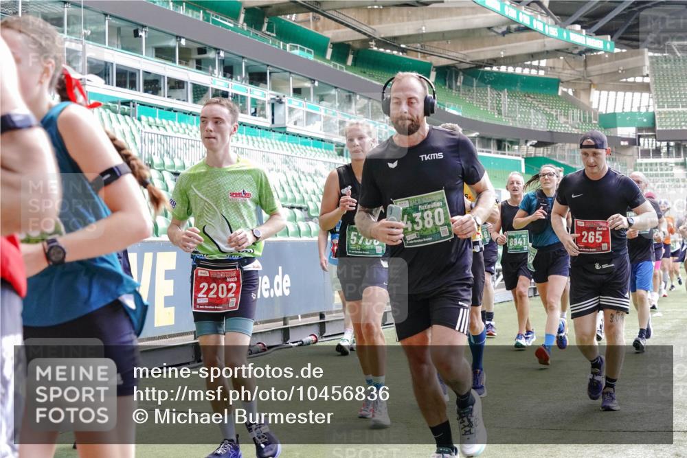 13.09.2026 - 21. swb-Marathon Bremen Michael Burmester http://msf.ph/oto/10456836 13.09.2026 13:11:24 Laufen im Stadion 265, 373, 581, 703, 843, 984, 1113, 1226, 1435, 1738, 1849, 1851, 1855, 1867, 1894, 1936, 1952, 1967, 2202, 2248, 2268, 2281, 2284, 2299, 2330, 2333, 2339, 2342, 2353, 2375, 2377, 2398, 2426, 2432, 2443, 2530, 2531, 2553, 2589, 2654, 2659, 2669, 2673, 2682, 2714, 2784, 2785, 2804, 2819, 2822, 2836, 2850, 2907, 2932, 2976, 3026, 3027, 3079, 3082, 3089, 3122, 3159, 3174, 3207, 3208, 3308, 3328, 3349, 3352, 3370, 3409, 3410, 3470, 3549, 551 meine-sportfotos.de