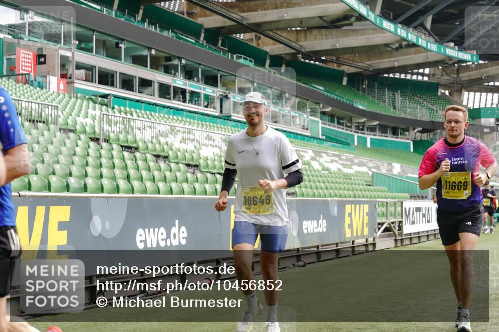 13.09.2026 - 21. swb-Marathon Bremen Michael Burmester http://msf.ph/oto/10456852 13.09.2026 10:33:22 Laufen im Stadion 10018, 10067, 10078, 10166, 10177, 10184, 10203, 10211, 10226, 10236, 10240, 10243, 10246, 10249, 10256, 10297, 10300, 10322, 10355, 10365, 10372, 10374, 10379, 10383, 10394, 10408, 10410, 10415, 10423, 10428, 10443, 10486, 10494, 10517, 10518, 10530, 10540, 10550, 10565, 10578, 10604, 10646, 10668, 10670, 10673, 10675, 10687, 10690, 10691, 10699, 10703, 10707, 10721, 10728, 10745, 10749, 10750, 10771, 10772, 10787, 10788, 10794, 10809, 10857 meine-sportfotos.de