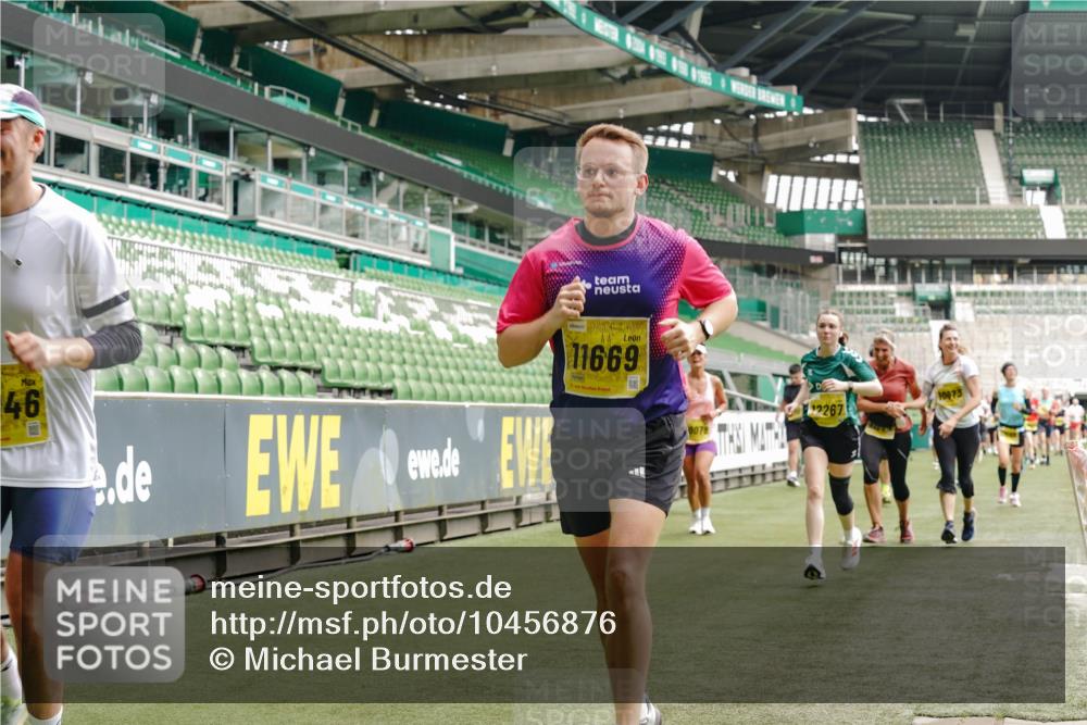13.09.2026 - 21. swb-Marathon Bremen Michael Burmester http://msf.ph/oto/10456876 13.09.2026 10:33:22 Laufen im Stadion 10018, 10067, 10078, 10166, 10177, 10184, 10203, 10211, 10226, 10236, 10240, 10243, 10246, 10249, 10256, 10297, 10300, 10322, 10355, 10365, 10372, 10374, 10379, 10383, 10394, 10408, 10410, 10415, 10423, 10428, 10443, 10486, 10494, 10517, 10518, 10530, 10540, 10550, 10565, 10578, 10604, 10646, 10668, 10670, 10673, 10675, 10687, 10690, 10691, 10699, 10703, 10707, 10721, 10728, 10745, 10749, 10750, 10771, 10772, 10787, 10788, 10794, 10809, 10857 meine-sportfotos.de