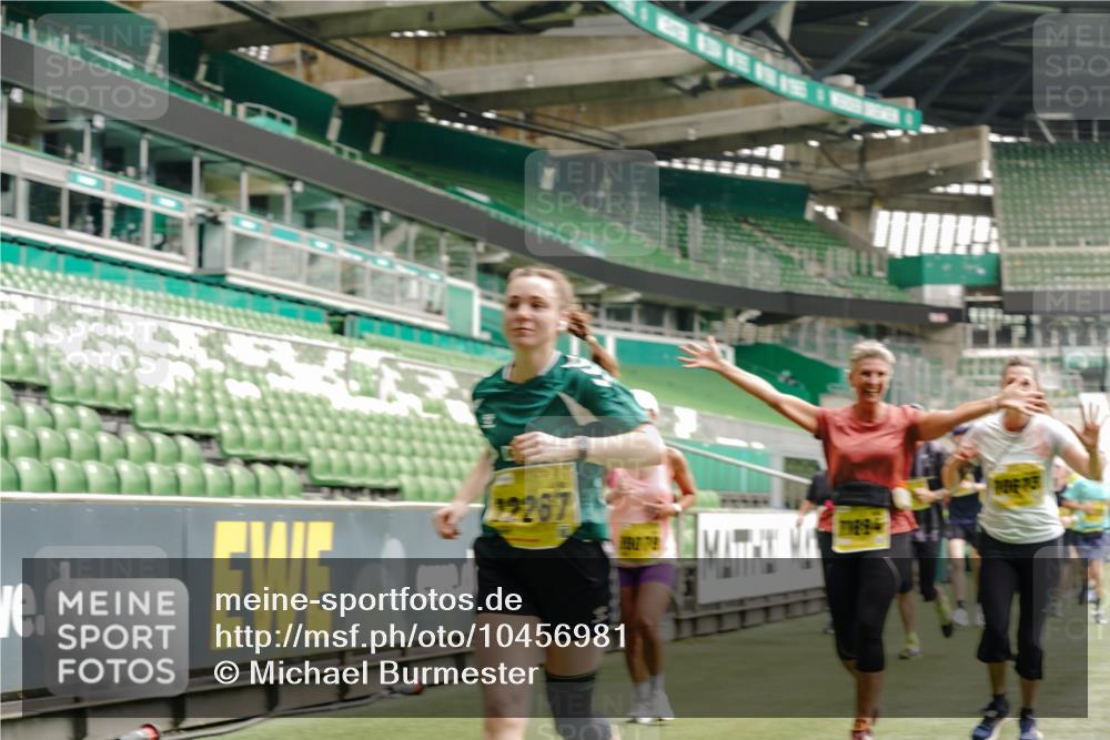 13.09.2026 - 21. swb-Marathon Bremen Michael Burmester http://msf.ph/oto/10456981 13.09.2026 10:33:24 Laufen im Stadion 10018, 10067, 10078, 10166, 10177, 10184, 10203, 10211, 10226, 10236, 10240, 10243, 10246, 10249, 10254, 10256, 10297, 10300, 10322, 10355, 10365, 10372, 10374, 10379, 10383, 10394, 10408, 10410, 10415, 10423, 10428, 10443, 10486, 10494, 10517, 10518, 10530, 10540, 10550, 10565, 10578, 10604, 10646, 10668, 10670, 10673, 10675, 10687, 10690, 10691, 10699, 10703, 10707, 10721, 10728, 10745, 10749, 10750, 10771, 10772, 10787, 10788, 10794, 10809, 10857 meine-sportfotos.de