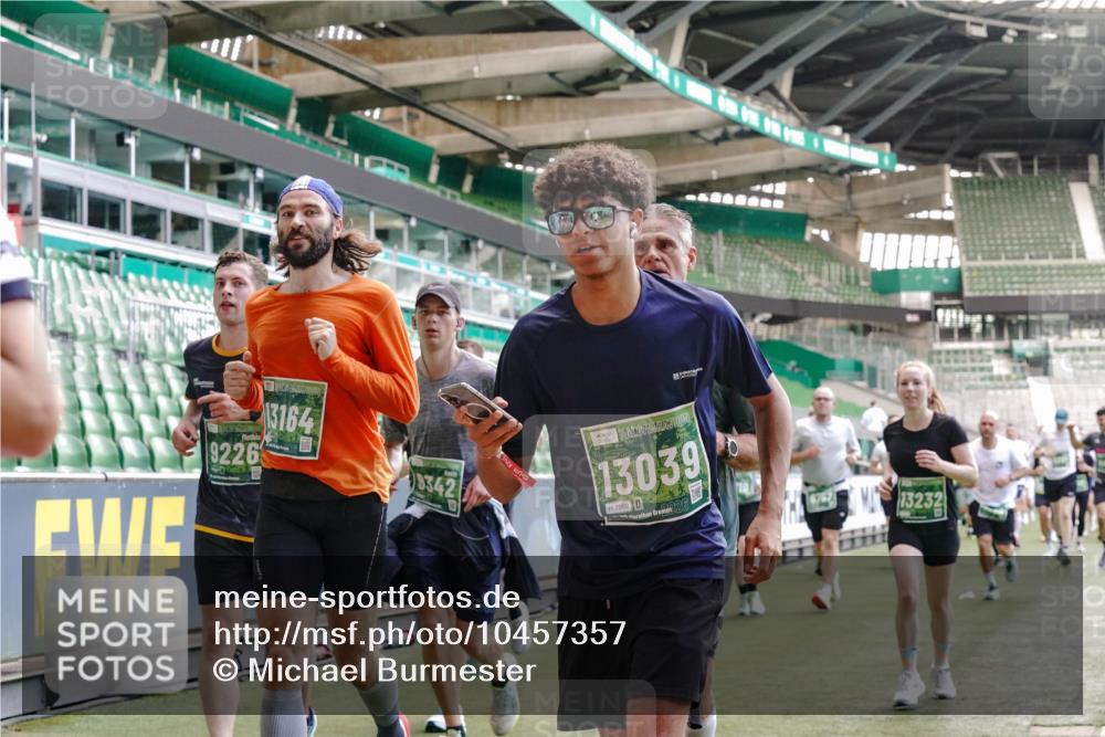 13.09.2026 - 21. swb-Marathon Bremen Michael Burmester http://msf.ph/oto/10457357 13.09.2026 13:11:31 Laufen im Stadion 265, 373, 581, 703, 843, 984, 1113, 1226, 1435, 1738, 1849, 1851, 1855, 1867, 1894, 1936, 1952, 1967, 2202, 2248, 2268, 2281, 2284, 2299, 2330, 2333, 2336, 2339, 2342, 2353, 2375, 2377, 2398, 2426, 2432, 2443, 2531, 2553, 2589, 2654, 2659, 2669, 2673, 2682, 2784, 2804, 2819, 2822, 2836, 2850, 2907, 2932, 2976, 3026, 3027, 3079, 3082, 3089, 3122, 3143, 3159, 3174, 3207, 3208, 3308, 3328, 3349, 3352, 3370, 3409, 3410, 3470, 3549, 551 meine-sportfotos.de
