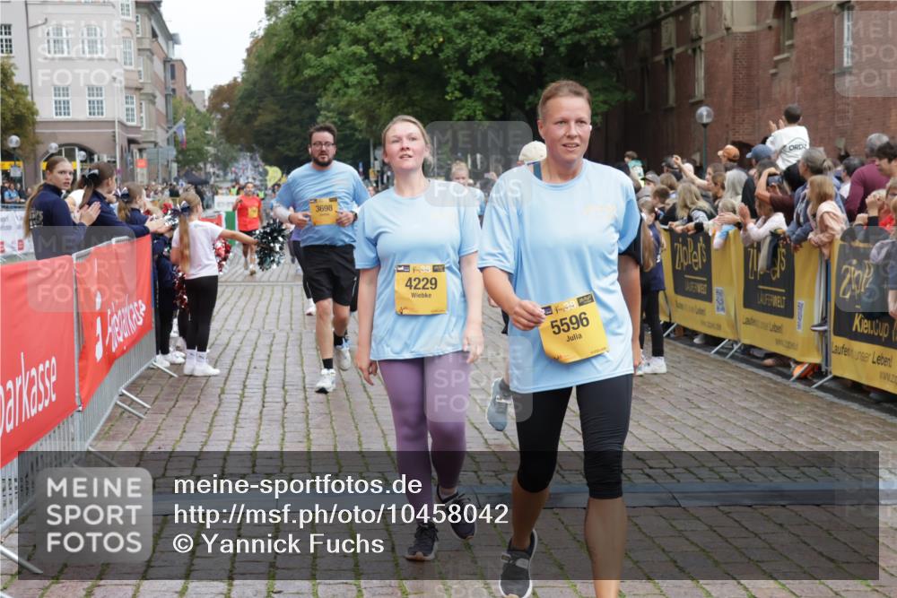 13.09.2026 - Kiel Lauf Yannick Fuchs http://msf.ph/oto/10458042 13.09.2026 09:50:28 Ziel 1545, 2811, 2816, 3289, 3561, 3698, 4229, 5184, 5254, 5596, 8023, 9109, 9549, 10302, 12319, 12705, 639, 951, 1033, 1366, 1796, 3042, 3602, 3914, 4856, 5535, 5619, 5791, 6706, 6707, 7142, 7864, 7937, 8042, 8584, 8585, 8589, 8790, 8890, 9122, 9683, 9780, 9793, 10074, 10108, 10178, 10487, 10491, 10548, 10653, 11565, 11814, 12047, 12462, 797, 3838, 4145, 4389, 5851, 6455, 7134, 7694, 8405, 8407, 8672, 9550, 9990, 10155, 10333, 11652, 2066, 3571, 4125, 6359, 6658 meine-sportfotos.de