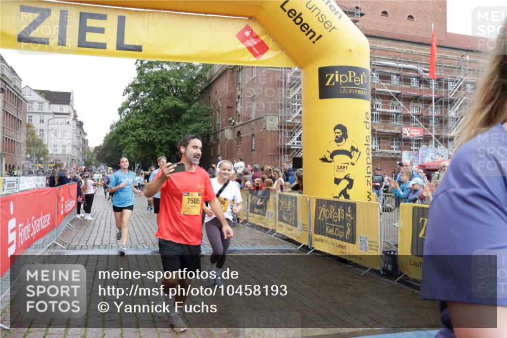 13.09.2026 - Kiel Lauf Yannick Fuchs http://msf.ph/oto/10458193 13.09.2026 09:50:38 Ziel 797, 1545, 2811, 2816, 3289, 3561, 3838, 4145, 5851, 6455, 6592, 7134, 7585, 7662, 7694, 8407, 8672, 9990, 10155, 10302, 10333, 10865, 12319, 12705, 639, 1366, 2811, 2816, 3042, 3602, 3698, 4229, 5184, 5254, 5535, 5596, 5619, 7142, 7864, 8023, 8042, 8890, 9109, 9549, 9683, 9780, 9793, 10074, 10108, 10487, 10491, 10548, 10653, 11565, 11814, 468, 763, 1373, 1949, 4389, 5235, 6138, 6336, 6647, 6829, 6893, 7449, 8405, 9550, 9551, 11141, 11652 meine-sportfotos.de