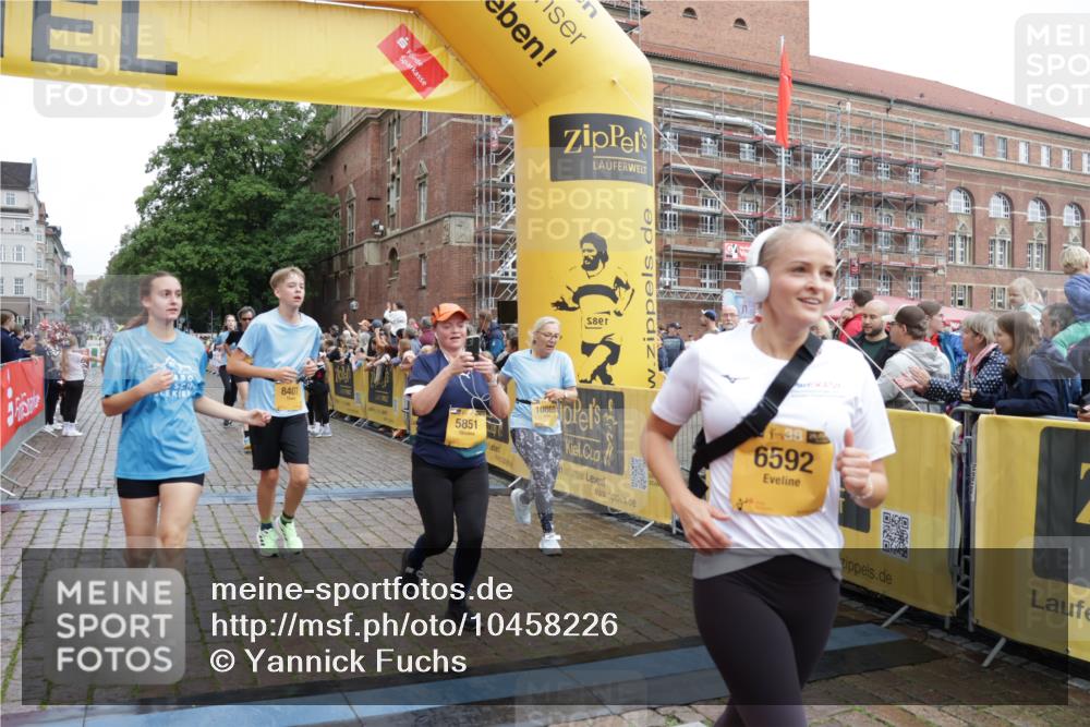 13.09.2026 - Kiel Lauf Yannick Fuchs http://msf.ph/oto/10458226 13.09.2026 09:50:40 Ziel 797, 1545, 3289, 3838, 4145, 4389, 5851, 6455, 6592, 7134, 7585, 7662, 7694, 8407, 8672, 9990, 10155, 10302, 10333, 10865, 12319, 12705, 1366, 2811, 2816, 3042, 3561, 3602, 3698, 4229, 5184, 5254, 5535, 5596, 5619, 7142, 7864, 8023, 8042, 9109, 9549, 9683, 9793, 10074, 10108, 10302, 10487, 10491, 10548, 10653, 11565, 11814, 468, 763, 764, 1373, 1949, 3723, 5235, 6138, 6336, 6647, 6794, 6829, 6893, 7449, 8405, 9550, 9551, 11141, 11652, 12103, 12727, 12834 meine-sportfotos.de