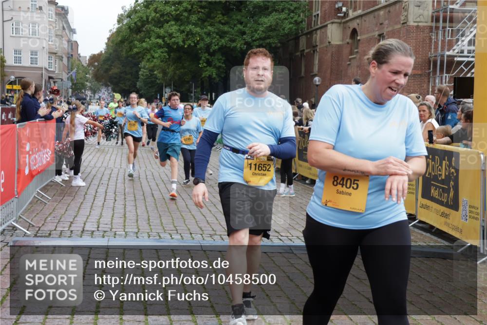 13.09.2026 - Kiel Lauf Yannick Fuchs http://msf.ph/oto/10458500 13.09.2026 09:50:52 Ziel 468, 763, 1373, 1949, 4389, 5235, 6138, 6336, 6455, 6647, 6829, 6893, 7449, 8405, 9550, 9551, 10155, 10333, 11141, 11652, 797, 1545, 2811, 2816, 3289, 3561, 3698, 3838, 4145, 4229, 5184, 5254, 5596, 5851, 6592, 7134, 7585, 7662, 7694, 8023, 8407, 8672, 9109, 9549, 9990, 10302, 10865, 12319, 12705, 232, 249, 764, 1776, 2056, 2777, 3723, 5445, 6009, 6115, 6118, 6794, 6923, 7528, 10626, 11047, 12103, 12727, 12834, 1366, 5254, 5535, 8023, 8042 meine-sportfotos.de