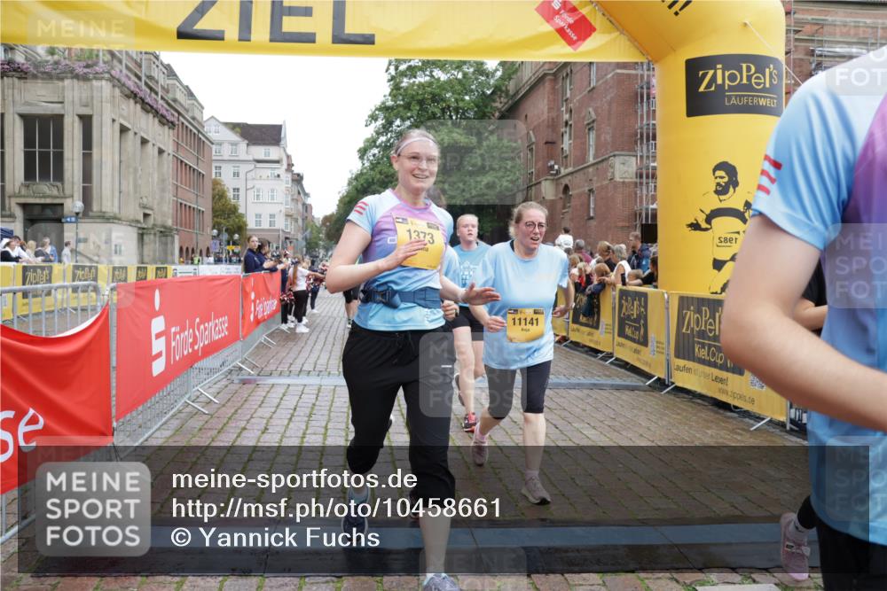 13.09.2026 - Kiel Lauf Yannick Fuchs http://msf.ph/oto/10458661 13.09.2026 09:51:00 Ziel 249, 468, 763, 764, 1373, 1776, 1949, 2056, 3723, 5235, 6115, 6118, 6138, 6336, 6647, 6794, 6829, 6893, 7449, 7528, 9551, 11047, 11141, 12103, 12727, 12834, 797, 1545, 2811, 2816, 3289, 3561, 3698, 3838, 4145, 4229, 4389, 5851, 6455, 6592, 6893, 7134, 7585, 7662, 7694, 8405, 8407, 8672, 9109, 9550, 9990, 10155, 10302, 10333, 10865, 11652, 12319, 12705, 232, 940, 956, 2466, 2777, 4217, 5445, 6009, 6923, 10626, 2811, 2816, 4229, 5184, 5254, 8023 meine-sportfotos.de