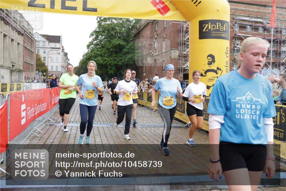 13.09.2026 - Kiel Lauf Yannick Fuchs http://msf.ph/oto/10458739 13.09.2026 09:51:03 Ziel 232, 249, 468, 763, 764, 1373, 1776, 1949, 2056, 2777, 3723, 5445, 6115, 6118, 6138, 6794, 6829, 6923, 7449, 7528, 9551, 10626, 11047, 11141, 12103, 12727, 12834, 797, 1545, 2811, 2816, 3289, 3561, 3838, 4145, 4389, 5235, 5851, 6336, 6455, 6592, 6647, 6893, 7134, 7585, 7662, 7694, 8405, 8407, 8672, 9550, 9990, 10155, 10302, 10333, 10865, 11652, 12319, 12705, 940, 956, 2466, 3089, 4217, 5731, 5913, 6009, 6363, 11852, 2811, 2816, 3561, 4229, 5184 meine-sportfotos.de