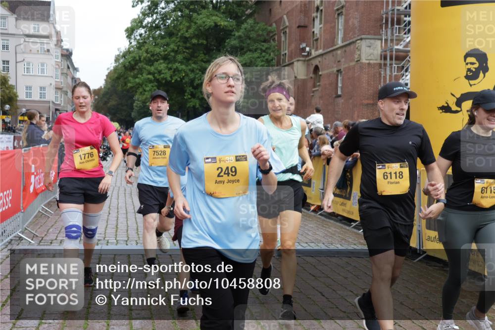 13.09.2026 - Kiel Lauf Yannick Fuchs http://msf.ph/oto/10458808 13.09.2026 09:51:06 Ziel 232, 249, 468, 764, 1373, 1776, 2056, 2777, 3723, 5445, 6115, 6118, 6794, 6923, 7528, 9551, 10626, 11047, 11141, 12103, 12727, 12834, 763, 797, 1373, 1545, 1949, 3289, 3838, 4145, 4389, 5235, 5851, 6138, 6336, 6455, 6592, 6647, 6829, 6893, 7134, 7449, 7585, 7662, 7694, 8405, 8407, 8672, 9550, 9551, 9990, 10155, 10333, 10865, 11141, 11652, 12319, 12705, 940, 956, 2466, 2483, 3089, 4217, 5731, 5913, 6009, 6363, 8150, 11143, 11852, 11997, 1545, 2811, 2816, 3289, 3561, 4229 meine-sportfotos.de