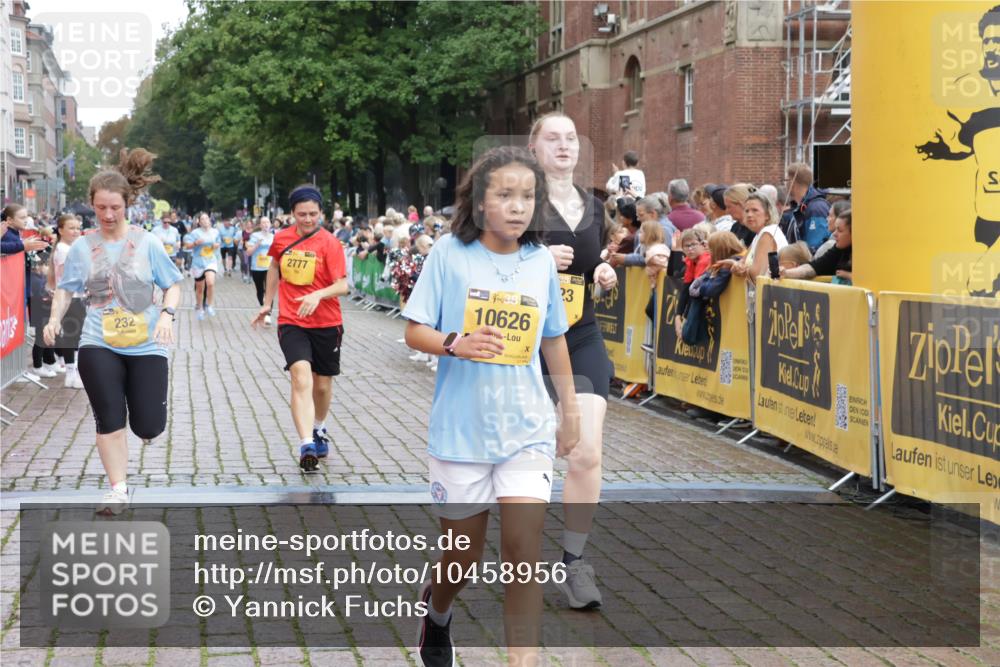 13.09.2026 - Kiel Lauf Yannick Fuchs http://msf.ph/oto/10458956 13.09.2026 09:51:11 Ziel 232, 249, 1776, 2056, 2466, 2777, 4217, 5445, 6009, 6115, 6118, 6923, 7528, 10626, 11047, 249, 468, 763, 764, 797, 1373, 1949, 3723, 3838, 4145, 4389, 5235, 6115, 6118, 6138, 6336, 6455, 6647, 6794, 6829, 6893, 7134, 7449, 7694, 8405, 8407, 8672, 9550, 9551, 9990, 10155, 10333, 10865, 11141, 11652, 12103, 12727, 12834, 940, 956, 2483, 3089, 4615, 5731, 5913, 6363, 8150, 11143, 11233, 11494, 11552, 11852, 11997, 1545, 3289, 3561, 3838, 4145 meine-sportfotos.de