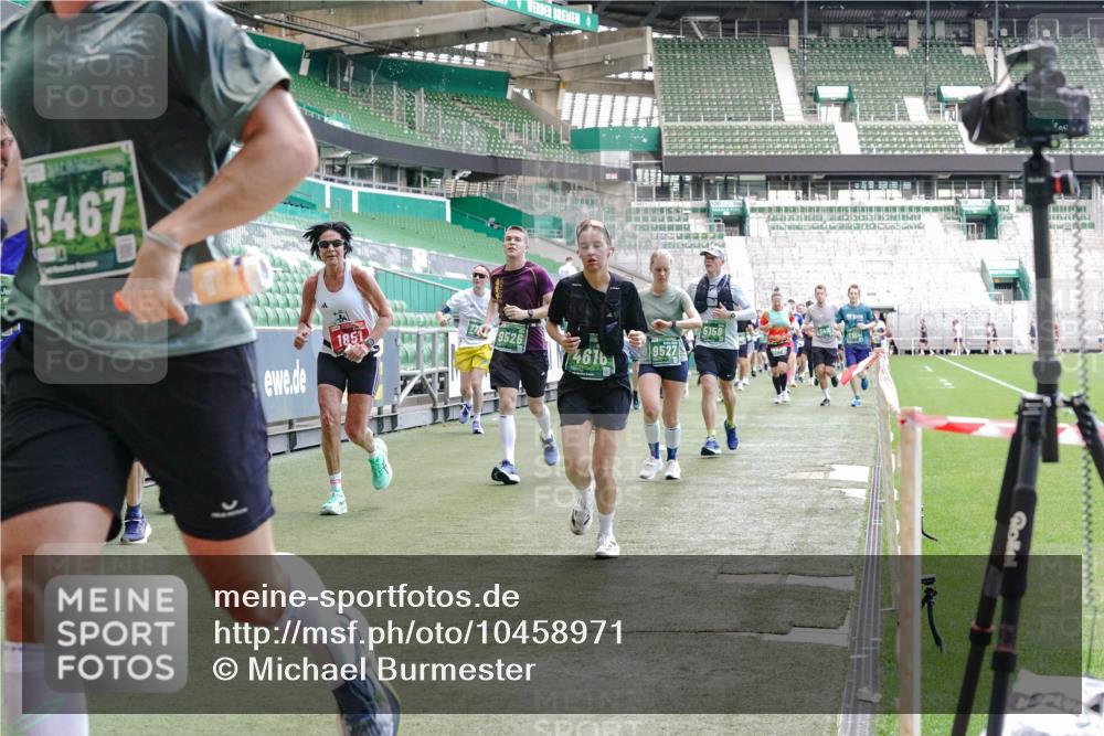 13.09.2026 - 21. swb-Marathon Bremen Michael Burmester http://msf.ph/oto/10458971 13.09.2026 13:11:53 Laufen im Stadion 118, 265, 373, 514, 581, 703, 843, 984, 1113, 1226, 1286, 1334, 1435, 1738, 1849, 1851, 1894, 1936, 1952, 1967, 2248, 2281, 2284, 2299, 2330, 2333, 2336, 2342, 2353, 2375, 2377, 2398, 2426, 2432, 2443, 2505, 2531, 2589, 2654, 2659, 2669, 2673, 2765, 2784, 2804, 2815, 2819, 2822, 2836, 2850, 2895, 2907, 2932, 2963, 2966, 2976, 3026, 3027, 3079, 3082, 3143, 3155, 3159, 3174, 3207, 3208, 3308, 3328, 3349, 3352, 3370, 3409, 3470, 3549, 551 meine-sportfotos.de