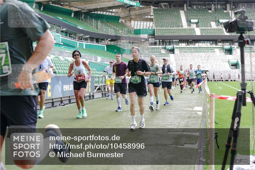 13.09.2026 - 21. swb-Marathon Bremen Michael Burmester http://msf.ph/oto/10458996 13.09.2026 13:11:53 Laufen im Stadion 118, 265, 373, 514, 581, 703, 843, 984, 1113, 1226, 1286, 1334, 1435, 1738, 1849, 1851, 1894, 1936, 1952, 1967, 2248, 2281, 2284, 2299, 2330, 2333, 2336, 2342, 2353, 2375, 2377, 2398, 2426, 2432, 2443, 2505, 2531, 2589, 2654, 2659, 2669, 2673, 2765, 2784, 2804, 2815, 2819, 2822, 2836, 2850, 2895, 2907, 2932, 2963, 2966, 2976, 3026, 3027, 3079, 3082, 3143, 3155, 3159, 3174, 3207, 3208, 3308, 3328, 3349, 3352, 3370, 3409, 3470, 3549, 551 meine-sportfotos.de