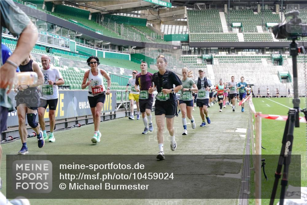 13.09.2026 - 21. swb-Marathon Bremen Michael Burmester http://msf.ph/oto/10459024 13.09.2026 13:11:53 Laufen im Stadion 118, 265, 373, 514, 581, 703, 843, 984, 1113, 1226, 1286, 1334, 1435, 1738, 1849, 1851, 1894, 1936, 1952, 1967, 2248, 2281, 2284, 2299, 2330, 2333, 2336, 2342, 2353, 2375, 2377, 2398, 2426, 2432, 2443, 2505, 2531, 2589, 2654, 2659, 2669, 2673, 2765, 2784, 2804, 2815, 2819, 2822, 2836, 2850, 2895, 2907, 2932, 2963, 2966, 2976, 3026, 3027, 3079, 3082, 3143, 3155, 3159, 3174, 3207, 3208, 3308, 3328, 3349, 3352, 3370, 3409, 3470, 3549, 551 meine-sportfotos.de