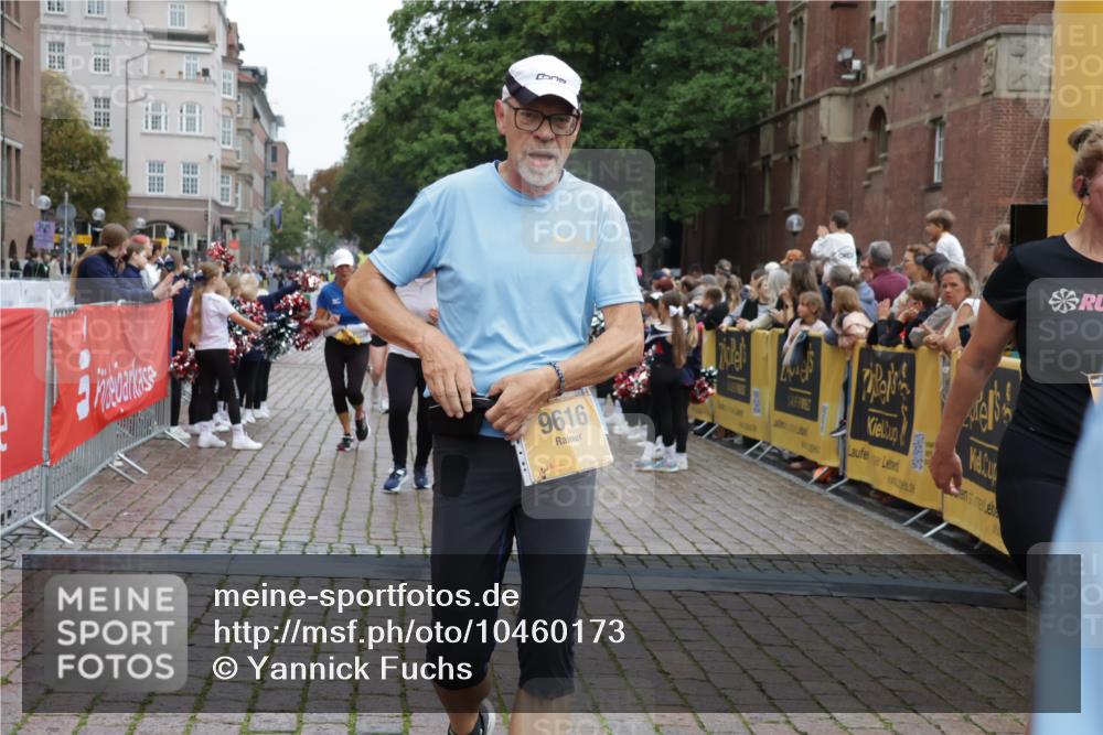 13.09.2026 - Kiel Lauf Yannick Fuchs http://msf.ph/oto/10460173 13.09.2026 09:52:10 Ziel 896, 1899, 3476, 3832, 4132, 4166, 4883, 6471, 6625, 7347, 7494, 8729, 9616, 10371, 10620, 11300, 11444, 11580, 12068, 803, 1100, 1309, 1967, 1999, 2002, 4230, 5595, 6188, 7007, 7302, 7622, 9829, 9833, 10048, 11173, 11445, 11832, 11834, 12630, 180, 2157, 2924, 4666, 5032, 6679, 6867, 7719, 7742, 8992, 10746, 11130, 714, 840, 3674, 4822, 4907, 5595, 6057, 6648, 7622, 8097, 11233, 11494, 12107 meine-sportfotos.de