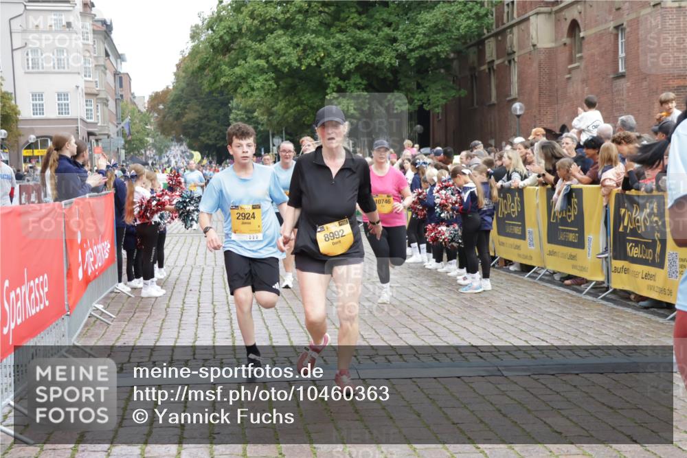 13.09.2026 - Kiel Lauf Yannick Fuchs http://msf.ph/oto/10460363 13.09.2026 09:52:26 Ziel 180, 2157, 2924, 4666, 5032, 5736, 6432, 6679, 6867, 7719, 7742, 8992, 9892, 10259, 10746, 11130, 803, 896, 1100, 1899, 3476, 3832, 4132, 4166, 4230, 4666, 4883, 6471, 6625, 6867, 7007, 7347, 7494, 8729, 9616, 10048, 10371, 10620, 11300, 11444, 11445, 11580, 11832, 11834, 12068, 12630, 291, 918, 919, 1092, 4412, 6601, 7867, 8068, 9345, 9565, 10280, 10798, 12258, 12282, 803, 1309, 1967, 1999, 2002, 4230, 7007, 7302, 10048, 11834 meine-sportfotos.de