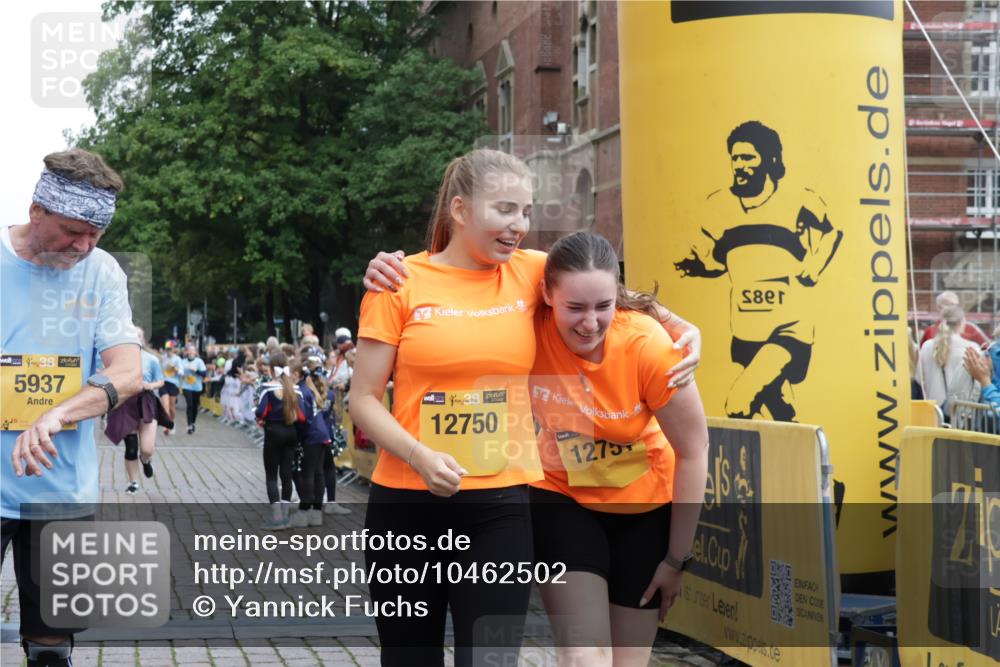 13.09.2026 - Kiel Lauf Yannick Fuchs http://msf.ph/oto/10462502 13.09.2026 09:54:38 Ziel 1414, 3489, 5030, 5503, 5504, 5937, 6815, 8830, 12750, 12751, 1441, 2368, 2485, 2815, 2865, 3148, 3283, 3702, 3703, 4263, 4277, 6327, 6825, 6986, 7090, 7127, 7458, 8325, 9587, 10261, 10424, 10434, 12753, 449, 1436, 2979, 3846, 4107, 4911, 4948, 5307, 6054, 6158, 6955, 7661, 7813, 7819, 7969, 8327, 9509, 9790, 9932, 3702, 3703, 4277, 4988, 5670, 7458, 11100 meine-sportfotos.de