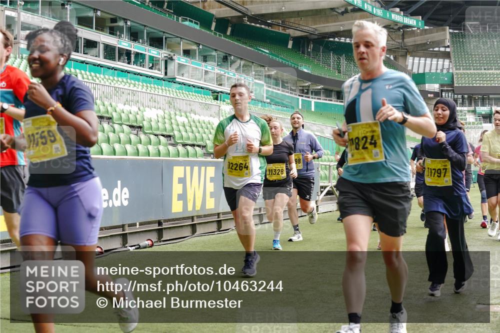 13.09.2026 - 21. swb-Marathon Bremen Michael Burmester http://msf.ph/oto/10463244 13.09.2026 10:34:52 Laufen im Stadion 10018, 10093, 10144, 10147, 10157, 10173, 10175, 10177, 10181, 10185, 10236, 10240, 10245, 10254, 10297, 10309, 10355, 10356, 10367, 10368, 10369, 10377, 10415, 10423, 10427, 10428, 10460, 10485, 10492, 10528, 10559, 10578, 10604, 10636, 10639, 10668, 10669, 10677, 10687, 10691, 10699, 10700, 10715, 10772, 10787, 10788, 10809, 10828, 10857, 10914, 10928, 11126, 11162, 11343, 11803, 11965, 10146, 10222 meine-sportfotos.de