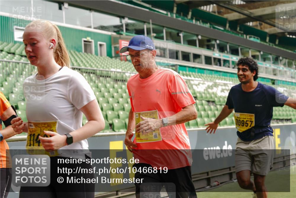 13.09.2026 - 21. swb-Marathon Bremen Michael Burmester http://msf.ph/oto/10466819 13.09.2026 10:35:45 Laufen im Stadion 10093, 10144, 10147, 10152, 10157, 10160, 10173, 10175, 10181, 10182, 10185, 10187, 10195, 10245, 10251, 10263, 10272, 10275, 10278, 10291, 10306, 10309, 10338, 10356, 10357, 10367, 10368, 10369, 10377, 10382, 10403, 10409, 10411, 10420, 10427, 10439, 10473, 10477, 10481, 10485, 10492, 10528, 10531, 10559, 10560, 10569, 10607, 10617, 10636, 10639, 10669, 10671, 10672, 10677, 10715, 10828, 10914, 10928, 11162, 11343, 11803, 11965, 10146, 10222 meine-sportfotos.de