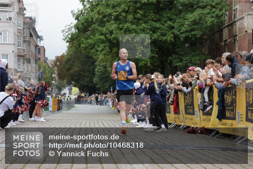 13.09.2026 - Kiel Lauf Yannick Fuchs http://msf.ph/oto/10468318 13.09.2026 10:18:23 Ziel 6604, 11389, 11389 meine-sportfotos.de