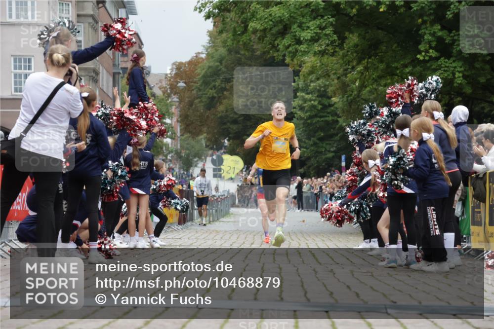 13.09.2026 - Kiel Lauf Yannick Fuchs http://msf.ph/oto/10468879 13.09.2026 10:20:58 Ziel 6049, 6584, 12149, 6584 meine-sportfotos.de