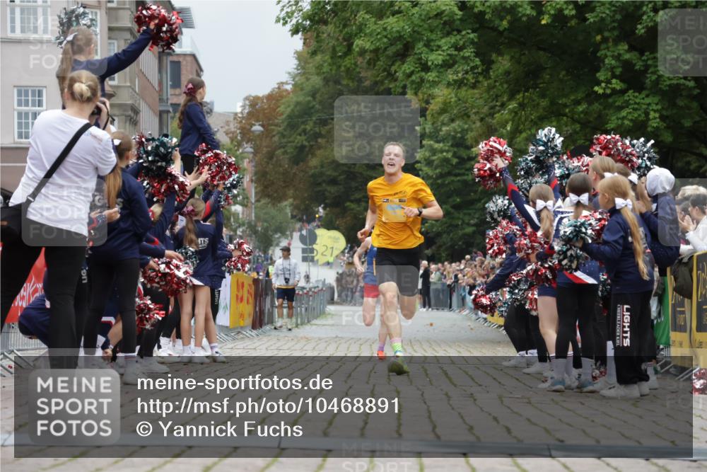 13.09.2026 - Kiel Lauf Yannick Fuchs http://msf.ph/oto/10468891 13.09.2026 10:20:58 Ziel 6049, 6584, 12149, 6584 meine-sportfotos.de