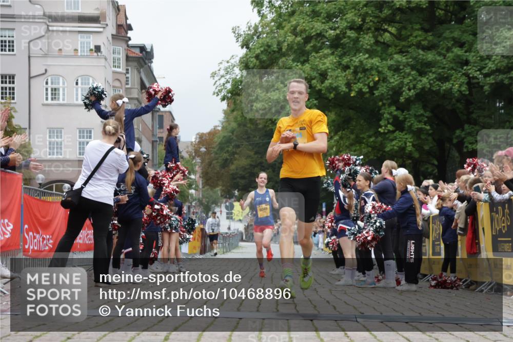 13.09.2026 - Kiel Lauf Yannick Fuchs http://msf.ph/oto/10468896 13.09.2026 10:21:00 Ziel 6049, 6584, 12149, 6584 meine-sportfotos.de