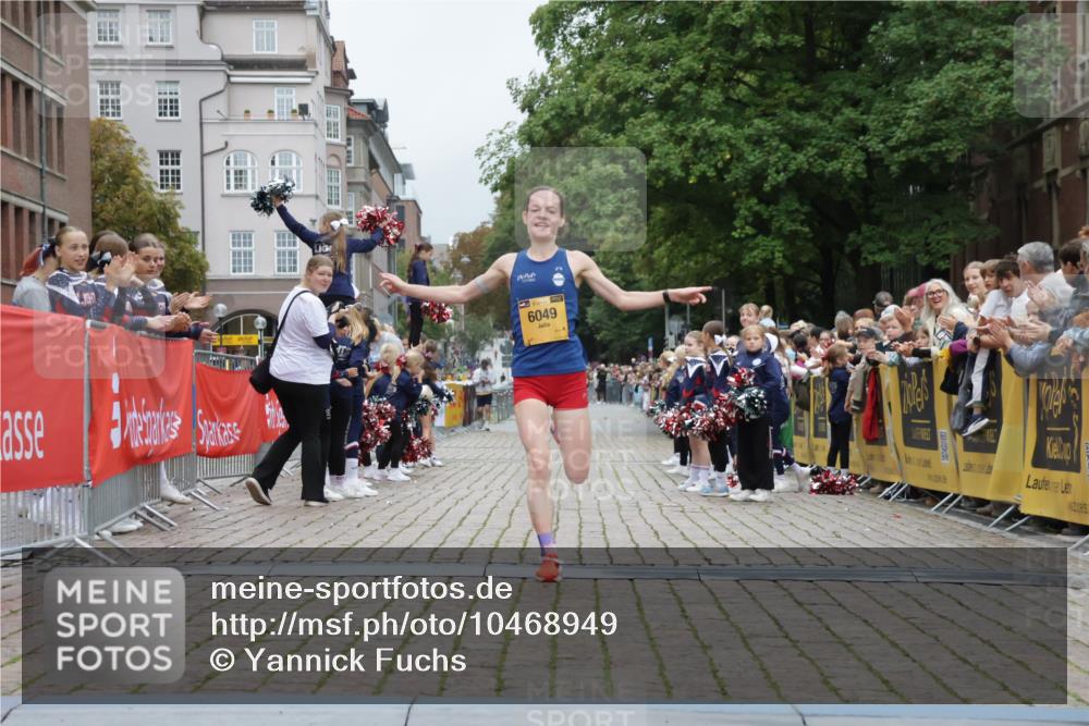13.09.2026 - Kiel Lauf Yannick Fuchs http://msf.ph/oto/10468949 13.09.2026 10:21:03 Ziel 12149, 6049, 6049, 6584 meine-sportfotos.de