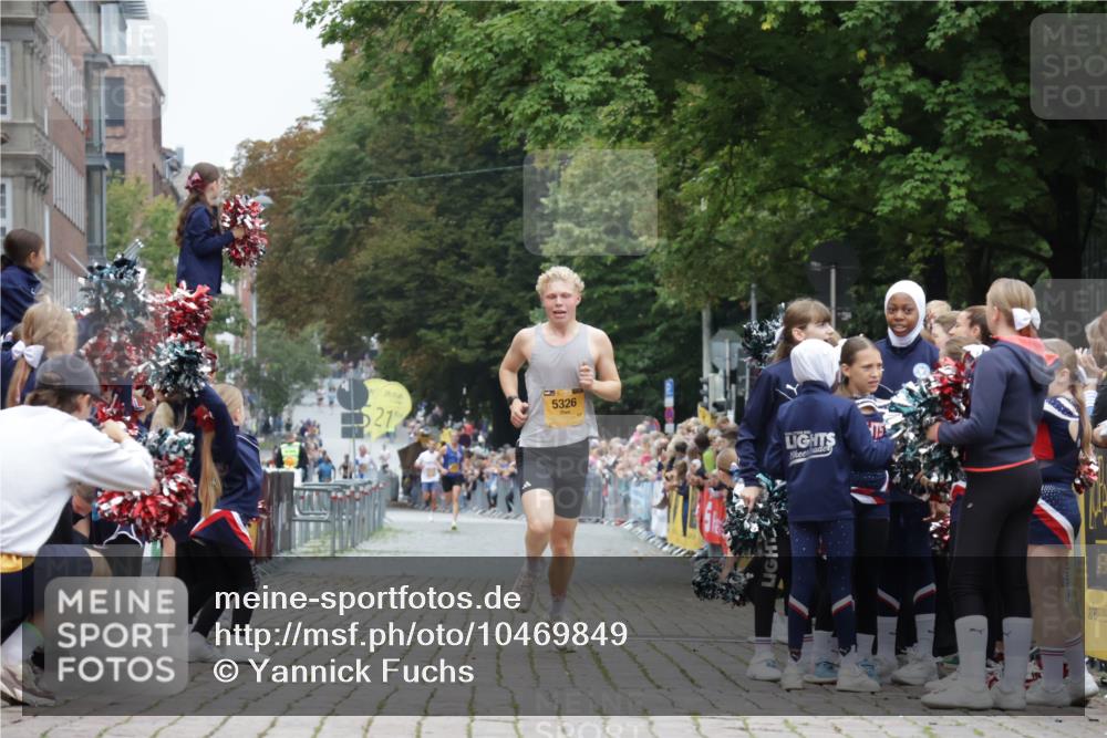 13.09.2026 - Kiel Lauf Yannick Fuchs http://msf.ph/oto/10469849 13.09.2026 10:23:21 Ziel 3465, 4645, 6302, 8809, 5326, 9678, 10568, 716, 2937, 5603 meine-sportfotos.de