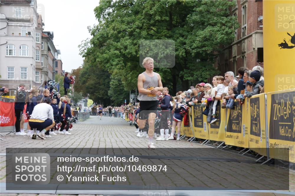 13.09.2026 - Kiel Lauf Yannick Fuchs http://msf.ph/oto/10469874 13.09.2026 10:23:24 Ziel 3465, 4645, 6302, 5326, 8809, 9678, 10568, 716, 2937, 5326 meine-sportfotos.de