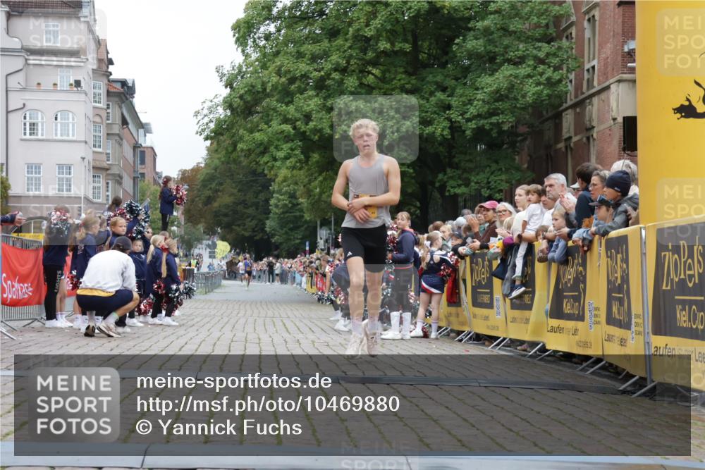 13.09.2026 - Kiel Lauf Yannick Fuchs http://msf.ph/oto/10469880 13.09.2026 10:23:24 Ziel 3465, 4645, 6302, 5326, 8809, 9678, 10568, 716, 2937, 5326 meine-sportfotos.de