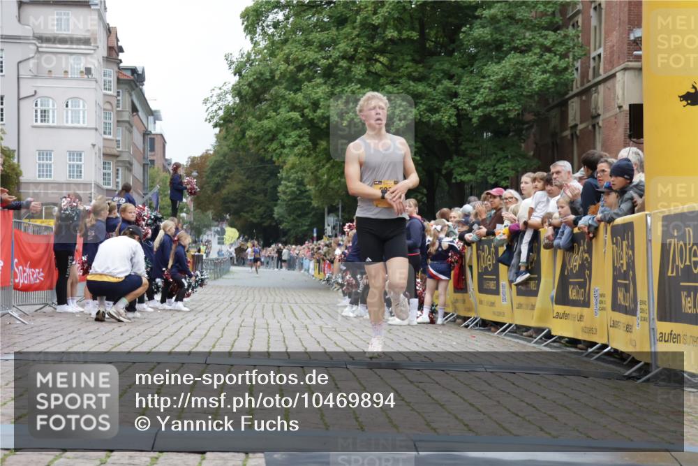 13.09.2026 - Kiel Lauf Yannick Fuchs http://msf.ph/oto/10469894 13.09.2026 10:23:24 Ziel 3465, 4645, 6302, 5326, 8809, 9678, 10568, 716, 2937, 5326 meine-sportfotos.de