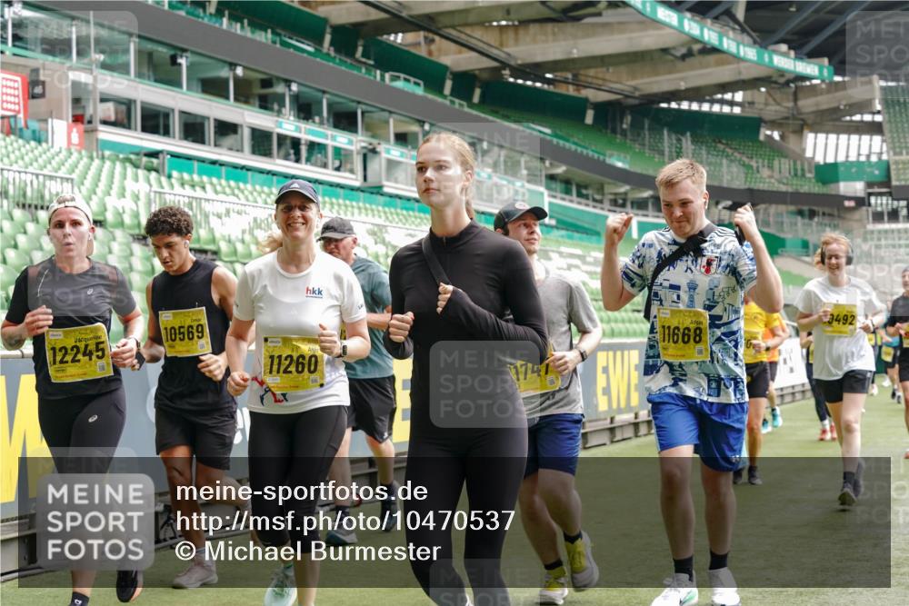 13.09.2026 - 21. swb-Marathon Bremen Michael Burmester http://msf.ph/oto/10470537 13.09.2026 10:36:33 Laufen im Stadion 10092, 10144, 10152, 10153, 10154, 10160, 10173, 10175, 10181, 10182, 10186, 10187, 10195, 10198, 10237, 10245, 10251, 10257, 10263, 10272, 10275, 10278, 10291, 10296, 10306, 10309, 10327, 10331, 10332, 10338, 10357, 10377, 10382, 10390, 10403, 10409, 10411, 10420, 10427, 10429, 10439, 10444, 10473, 10477, 10481, 10492, 10497, 10500, 10516, 10528, 10531, 10560, 10569, 10607, 10613, 10617, 10633, 10636, 10647, 10648, 10659, 10663, 10671, 10672, 10715 meine-sportfotos.de