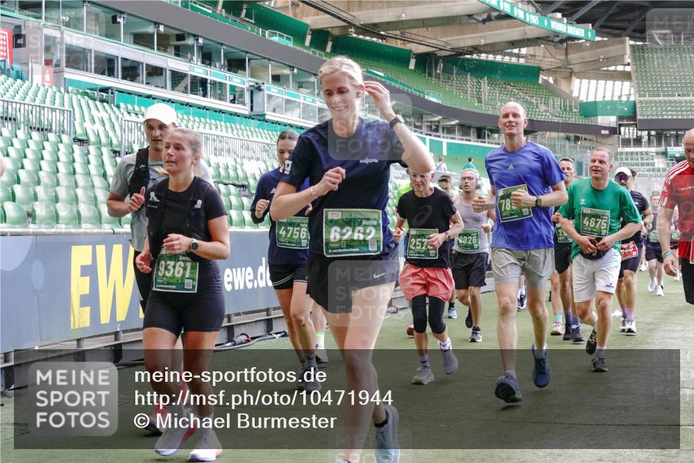 13.09.2026 - 21. swb-Marathon Bremen Michael Burmester http://msf.ph/oto/10471944 13.09.2026 13:14:55 Laufen im Stadion 263, 266, 300, 414, 460, 600, 631, 768, 956, 1008, 1047, 1392, 1408, 1573, 1596, 1818, 1819, 1874, 2024, 2035, 2079, 2233, 2235, 2314, 2359, 2385, 2386, 2387, 2412, 2457, 2466, 2484, 2494, 2521, 2540, 2564, 2667, 2690, 2691, 2693, 2737, 2760, 2783, 2829, 2838, 2859, 2861, 2865, 2874, 2887, 2958, 2972, 2978, 3075, 3111, 3157, 3165, 3185, 3209, 3265, 3304, 3355, 3378, 3382, 3405, 3428, 3653, 3661, 3670, 3680, 3829, 4034, 4080, 4306, 703 meine-sportfotos.de