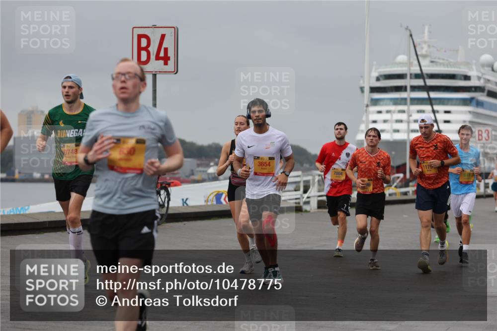 13.09.2026 - Kiel Lauf Andreas Tolksdorf http://msf.ph/oto/10478775 13.09.2026 11:52:07 Kiellinie 9748, 4, 3654, 7004, 3 meine-sportfotos.de