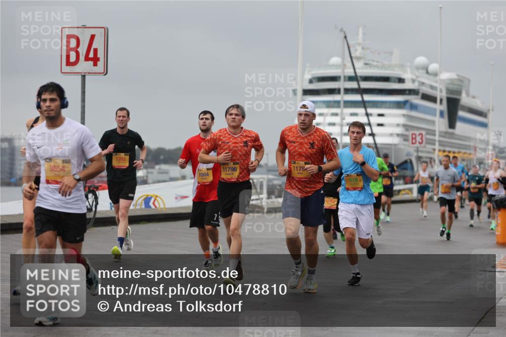 13.09.2026 - Kiel Lauf Andreas Tolksdorf http://msf.ph/oto/10478810 13.09.2026 11:52:08 Kiellinie 4, 1265, 3654, 41, 35, 7004, 35, 11796, 39, 1179, 618, 3 meine-sportfotos.de