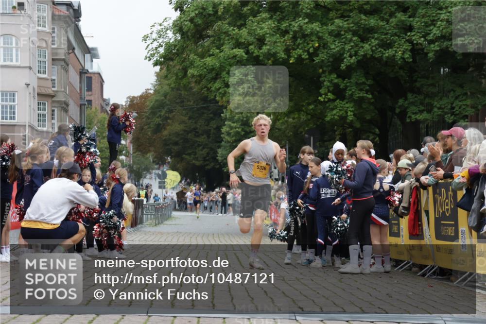 13.09.2026 - Kiel Lauf Yannick Fuchs http://msf.ph/oto/10487121 13.09.2026 10:23:22 Ziel 3465, 4645, 6302, 8809, 5326, 9678, 10568, 716, 2937, 5326 meine-sportfotos.de