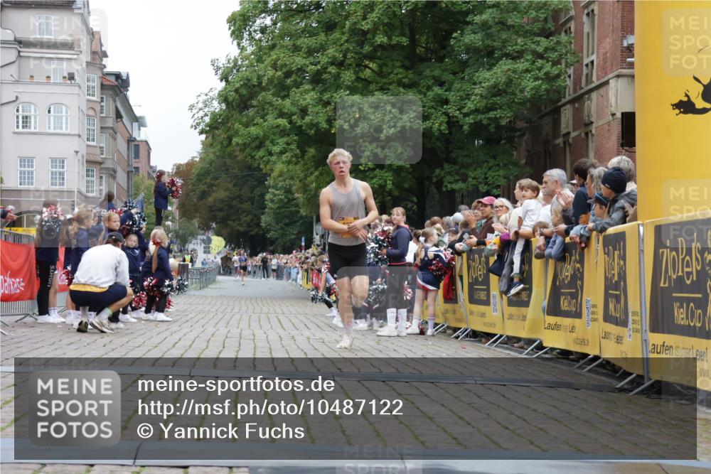 13.09.2026 - Kiel Lauf Yannick Fuchs http://msf.ph/oto/10487122 13.09.2026 10:23:23 Ziel 3465, 4645, 6302, 8809, 5326, 8809, 9678, 10568, 716, 2937, 5326 meine-sportfotos.de
