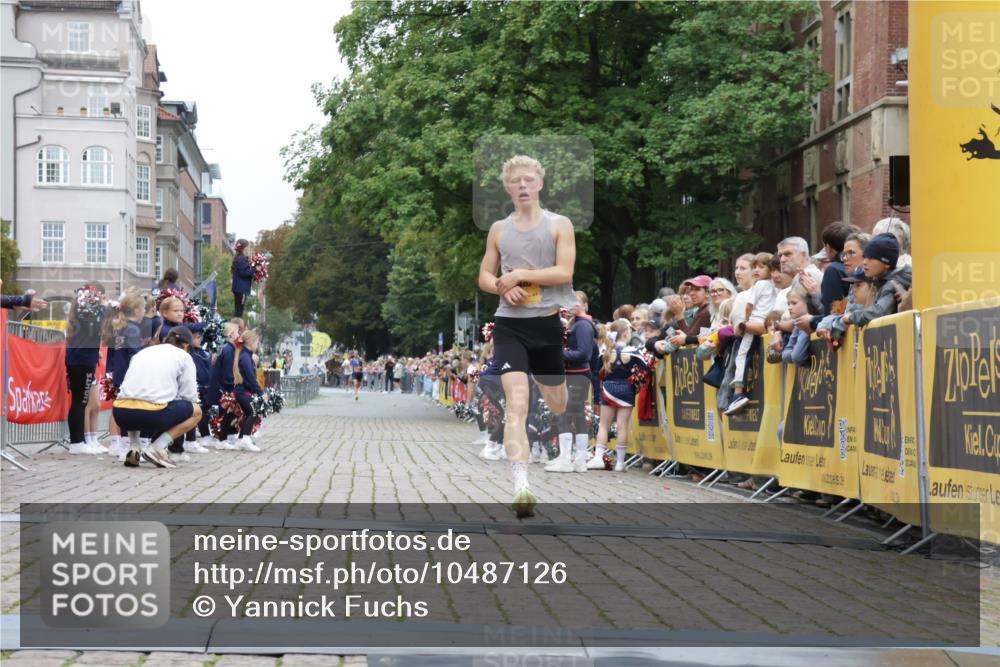 13.09.2026 - Kiel Lauf Yannick Fuchs http://msf.ph/oto/10487126 13.09.2026 10:23:24 Ziel 3465, 4645, 6302, 5326, 8809, 9678, 10568, 716, 2937, 5326 meine-sportfotos.de