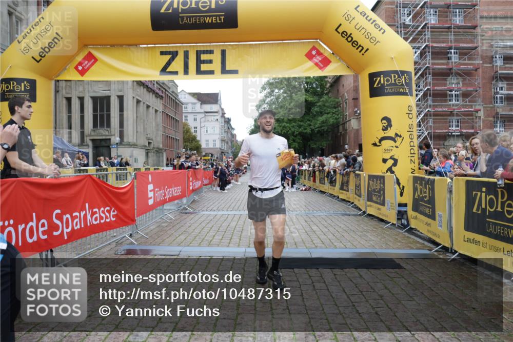 13.09.2026 - Kiel Lauf Yannick Fuchs http://msf.ph/oto/10487315 13.09.2026 10:26:23 Ziel 7294, 10034, 10964, 4167, 4463, 5001, 7595, 9077, 10850, 11169, 11348, 1102, 2244, 4278, 1625, 2084, 8643 meine-sportfotos.de