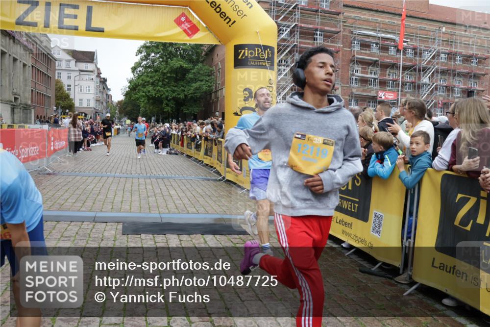 13.09.2026 - Kiel Lauf Yannick Fuchs http://msf.ph/oto/10487725 13.09.2026 10:30:18 Ziel 556, 563, 2762, 4438, 4471, 4477, 4837, 7152, 7691, 7818, 8582, 9644, 9669, 10019, 10129, 11781, 12491, 3826, 5082, 5575, 5624, 5864, 6169, 8140, 8582, 9584, 10476, 12591, 12737, 314, 457, 629, 1203, 1454, 1734, 2149, 2379, 2441, 2756, 4287, 5384, 5592, 5745, 5967, 7703, 7844, 8122, 9060, 10368, 11237, 259, 5624, 6126, 6169, 12119, 12290, 12591 meine-sportfotos.de
