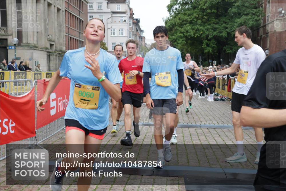13.09.2026 - Kiel Lauf Yannick Fuchs http://msf.ph/oto/10487854 13.09.2026 10:31:10 Ziel 419, 967, 1187, 1834, 2256, 4771, 5035, 5251, 5612, 7024, 7330, 10780, 11040, 11669, 419, 457, 1574, 1726, 3298, 4287, 4933, 5268, 5592, 5745, 6291, 6450, 8862, 9866, 9868, 9919, 10368, 10543, 11040, 11237, 12566, 227, 1196, 3231, 3727, 4446, 5813, 7335, 7402, 7834, 7863, 8496, 11329, 314, 457, 629, 1203, 2149, 2379, 2441, 2756, 4287, 5592, 5745, 5967, 7703, 9060, 10368, 11237 meine-sportfotos.de
