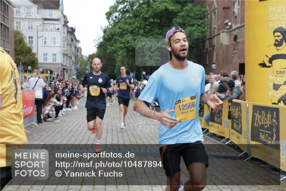 13.09.2026 - Kiel Lauf Yannick Fuchs http://msf.ph/oto/10487894 13.09.2026 10:31:25 Ziel 227, 1196, 3231, 3727, 4446, 5251, 5813, 7335, 7402, 7834, 7863, 8496, 10780, 11329, 419, 967, 1187, 1574, 1726, 1834, 2256, 3298, 4771, 4933, 5035, 5251, 5612, 6450, 7024, 7330, 9919, 10543, 10780, 11040, 11669, 866, 900, 1076, 1300, 1626, 1981, 4234, 4616, 5071, 5868, 5870, 5991, 6045, 6220, 7476, 7749, 8531, 8645, 8761, 9225, 10489, 12361, 1574, 1726, 5268, 9866, 9868, 10543, 12566 meine-sportfotos.de