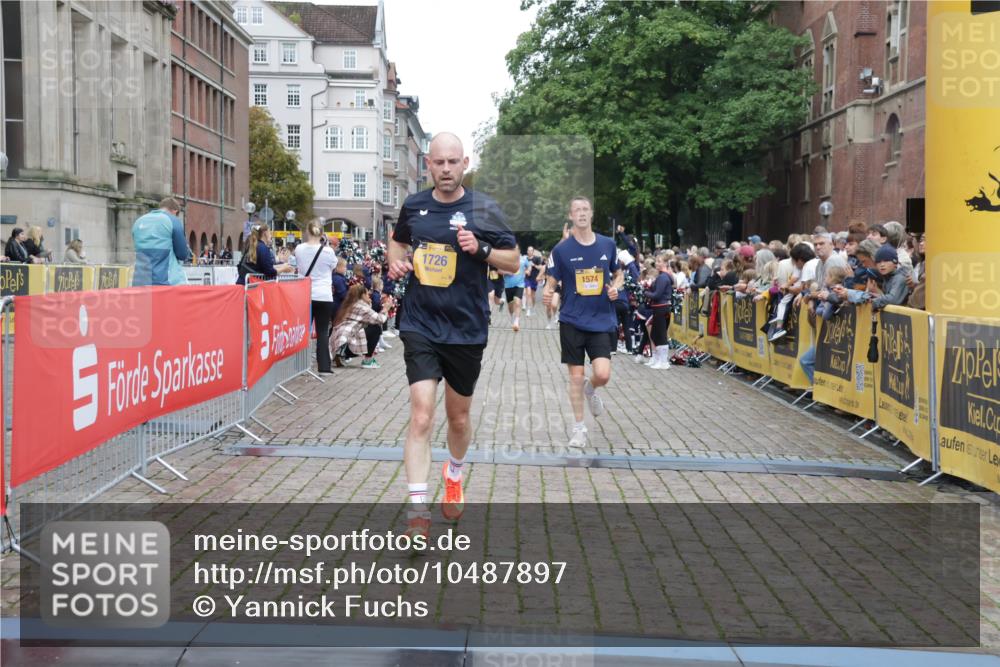 13.09.2026 - Kiel Lauf Yannick Fuchs http://msf.ph/oto/10487897 13.09.2026 10:31:26 Ziel 227, 1196, 3231, 3727, 4446, 5813, 7335, 7402, 7834, 7863, 8496, 10489, 11329, 227, 419, 967, 1187, 1574, 1834, 2256, 3298, 4771, 4933, 5035, 5251, 5612, 6450, 7024, 7330, 9919, 10543, 10780, 11040, 11669, 866, 900, 1076, 1300, 1626, 1981, 4234, 4616, 5071, 5868, 5870, 5991, 6045, 6220, 6985, 7375, 7476, 7749, 8531, 8645, 8761, 9225, 12361, 1574, 1726, 5268, 9866, 9868, 10543, 12566 meine-sportfotos.de