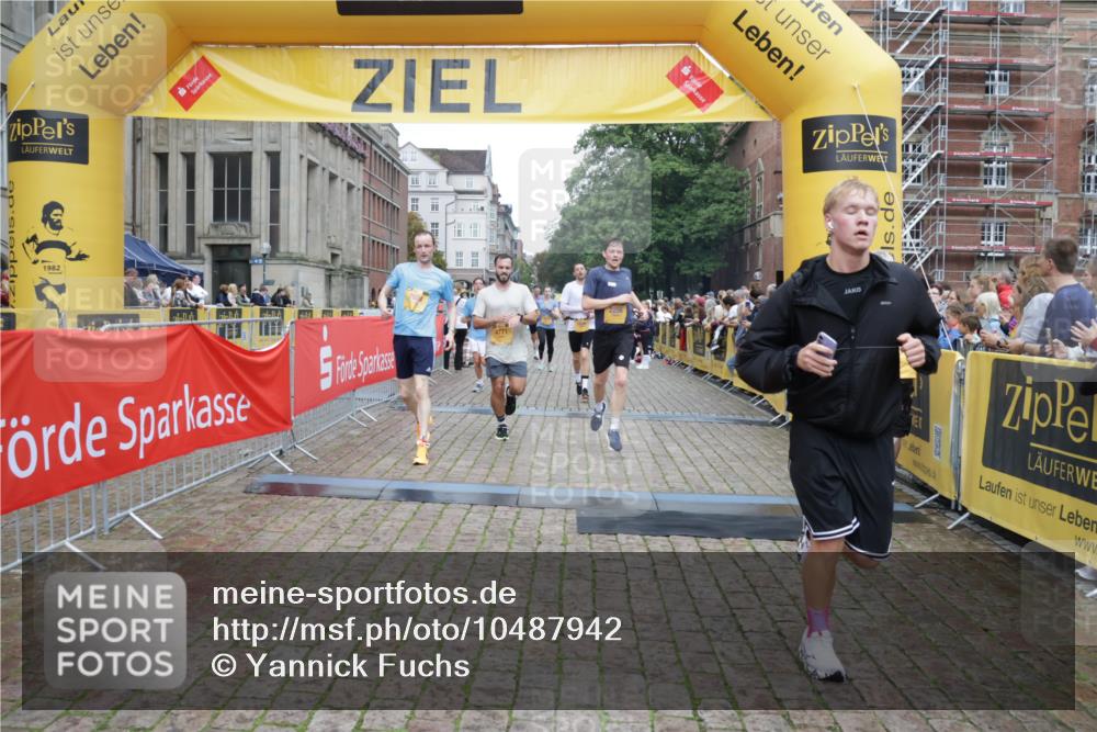 13.09.2026 - Kiel Lauf Yannick Fuchs http://msf.ph/oto/10487942 13.09.2026 10:31:47 Ziel 900, 1076, 1626, 1981, 4616, 5071, 5134, 5868, 5870, 6045, 6220, 6985, 7375, 7476, 7749, 8531, 8837, 9438, 10768, 11193, 12028, 227, 866, 1196, 1300, 1834, 2256, 3231, 3727, 4234, 4446, 4771, 5035, 5251, 5813, 5991, 7024, 7335, 7402, 7749, 7834, 7863, 8496, 8645, 8761, 9225, 10489, 10780, 11329, 12361, 153, 520, 577, 1239, 1403, 1406, 2389, 2990, 4816, 4900, 4903, 5965, 8958, 11722, 11927, 11975, 12024, 12058, 12127, 1834, 2256, 4771, 5035, 5251, 5612, 7024, 7330 meine-sportfotos.de