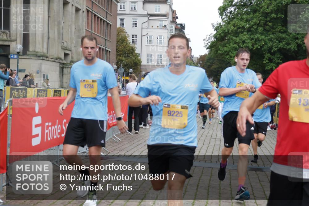 13.09.2026 - Kiel Lauf Yannick Fuchs http://msf.ph/oto/10488017 13.09.2026 10:32:11 Ziel 153, 520, 1239, 2716, 2990, 3353, 3570, 4903, 5965, 8376, 8465, 8489, 10087, 10981, 11416, 11722, 11927, 11975, 12127, 577, 900, 1076, 1403, 1406, 1626, 1981, 2389, 4616, 4816, 4900, 5071, 5134, 5868, 5870, 6045, 6220, 6985, 7375, 7476, 7749, 8531, 8837, 8958, 9438, 10768, 11193, 12024, 12028, 12058, 12361, 524, 3170, 3923, 4079, 4349, 4512, 6435, 7790, 8878, 11319, 11451, 11612, 12071, 12367, 12761, 866, 1076, 1196, 1300, 4234, 5071 meine-sportfotos.de