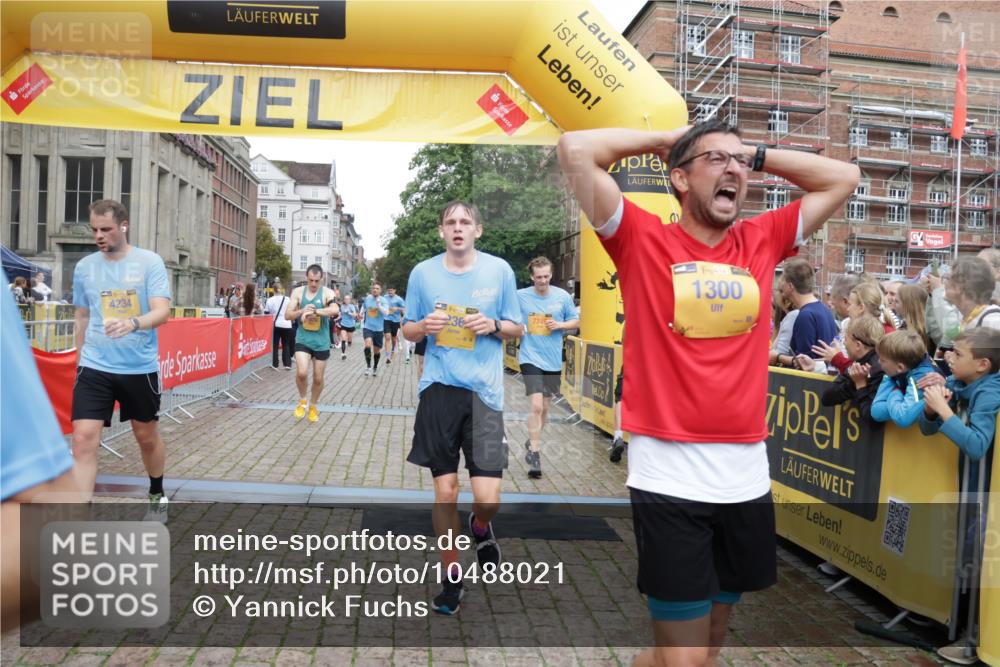 13.09.2026 - Kiel Lauf Yannick Fuchs http://msf.ph/oto/10488021 13.09.2026 10:32:12 Ziel 153, 520, 1239, 2716, 2990, 3353, 3570, 4079, 4903, 5965, 8376, 8465, 8489, 10087, 10981, 11416, 11722, 11927, 11975, 12127, 577, 900, 1076, 1403, 1406, 1626, 1981, 2389, 2990, 4616, 4816, 4900, 5071, 5134, 5868, 5870, 6045, 6220, 6985, 7375, 7476, 7749, 8531, 8837, 8958, 9438, 10768, 11193, 12024, 12028, 12058, 12127, 524, 3170, 3923, 4236, 4349, 4512, 6435, 7790, 8878, 11299, 11319, 11451, 11612, 12071, 12367, 12761, 866, 1076, 1196, 1300, 4234, 5071 meine-sportfotos.de