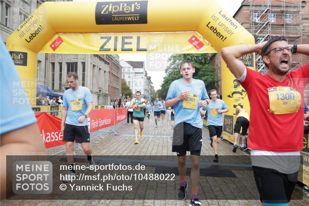 13.09.2026 - Kiel Lauf Yannick Fuchs http://msf.ph/oto/10488022 13.09.2026 10:32:13 Ziel 153, 520, 1239, 2716, 3353, 3570, 4079, 4903, 5965, 8376, 8465, 8489, 10087, 10981, 11416, 11722, 11927, 11975, 12761, 520, 577, 900, 1076, 1403, 1406, 1626, 1981, 2389, 2990, 4616, 4816, 4900, 5071, 5134, 5868, 5870, 6045, 6220, 6985, 7375, 7476, 8531, 8837, 8958, 9438, 10768, 11193, 12024, 12028, 12058, 12127, 524, 3170, 3923, 4236, 4349, 4512, 6435, 7790, 8878, 11299, 11319, 11451, 11612, 12071, 12367, 866, 1076, 1300, 1626, 4234, 4616, 5071, 5868 meine-sportfotos.de